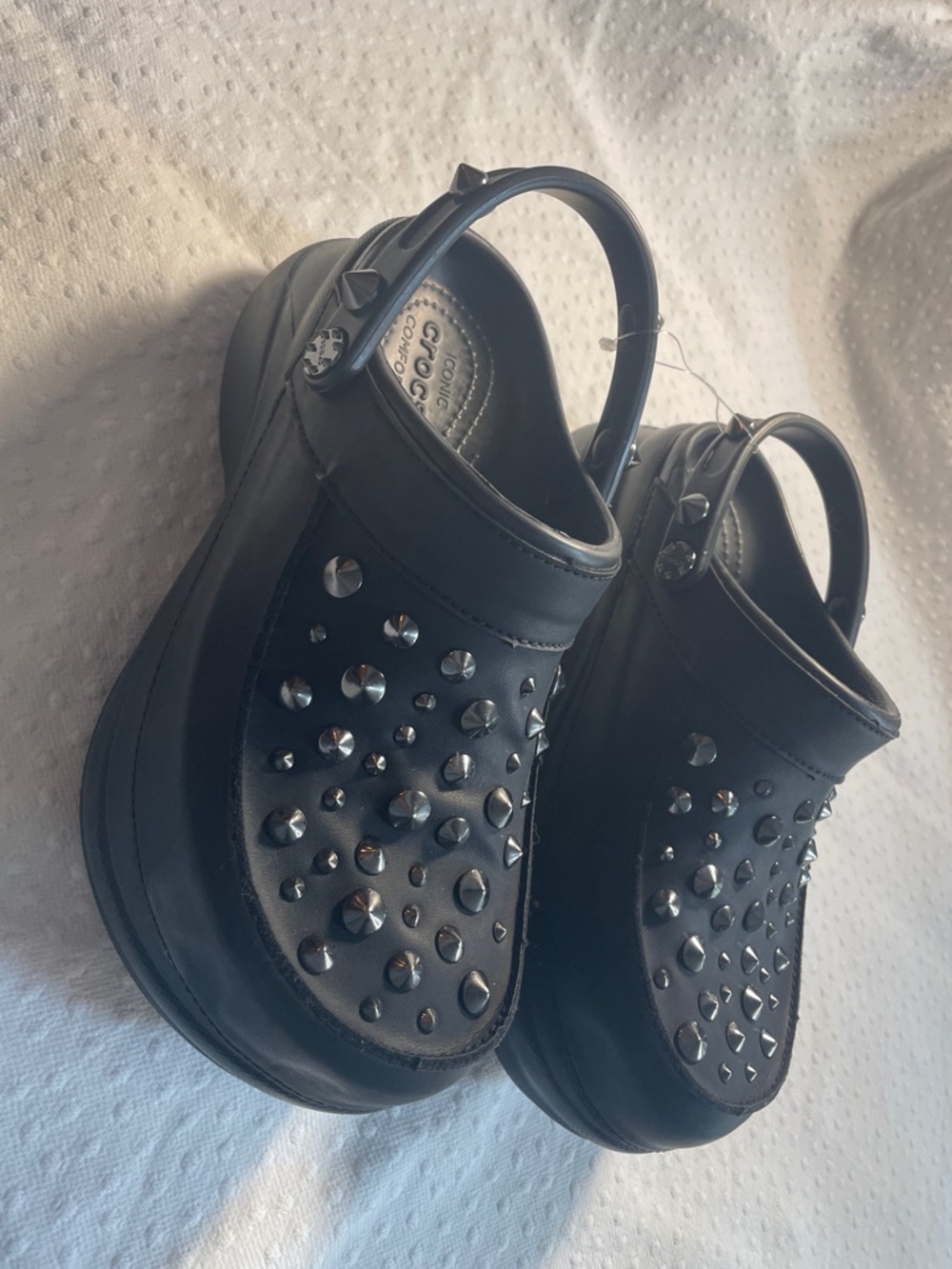 CROCS BAE STUDDED CLOG 11/ 40-41
Black platform silver studs back heel strap
